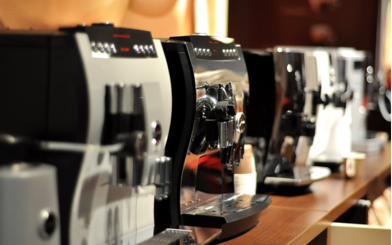 Automatické kávovary - na espresso, cappuccino na polici