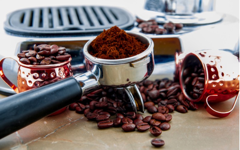 Pákové kávovary - čerstvě umletá káva v páce espressa během přípravy kávy