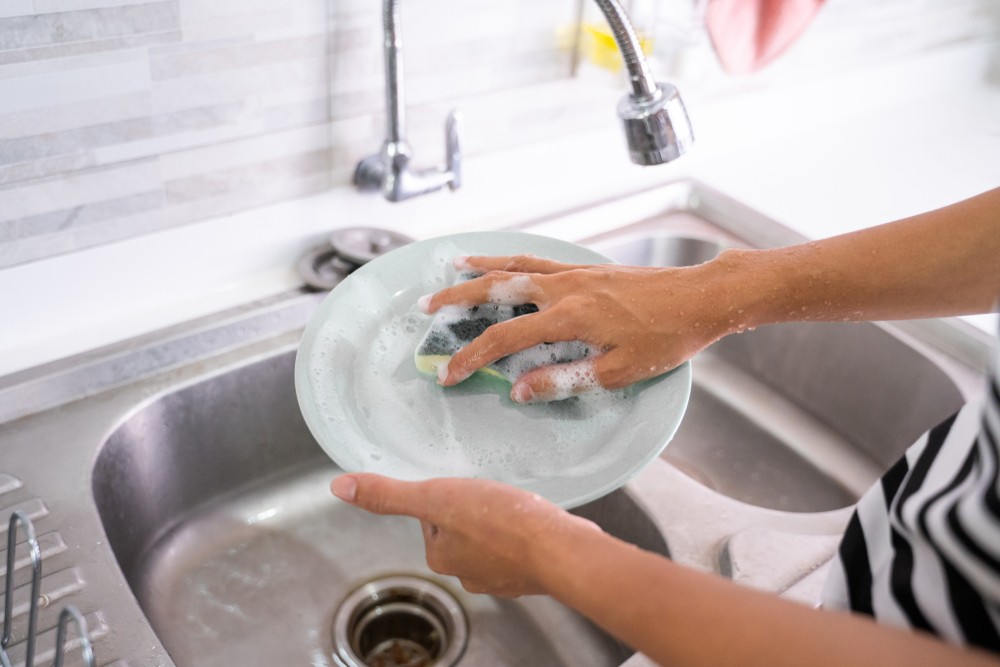 Ruční mytí nádobí a spotreba vody