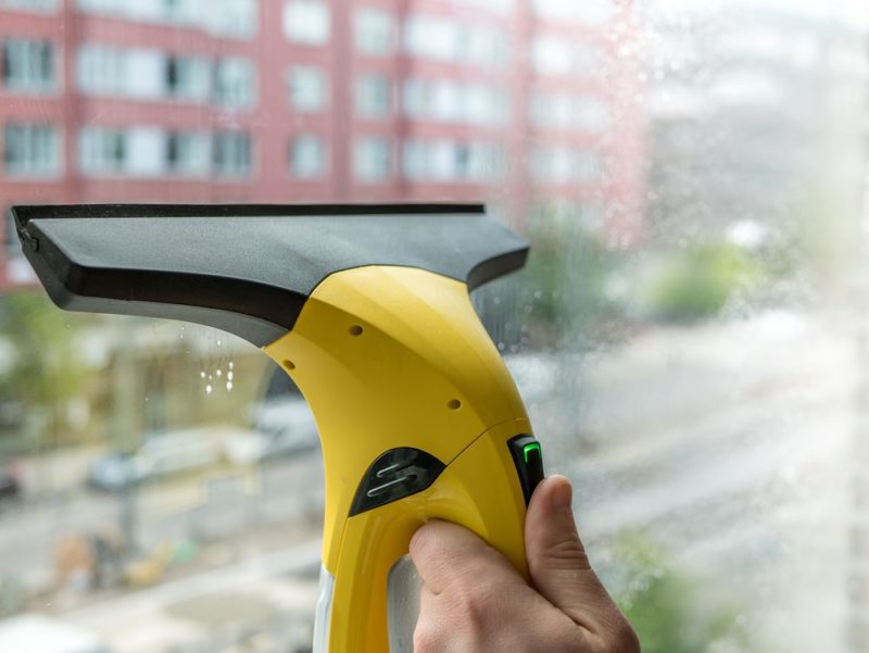 Mytí oken pomocí čističe
