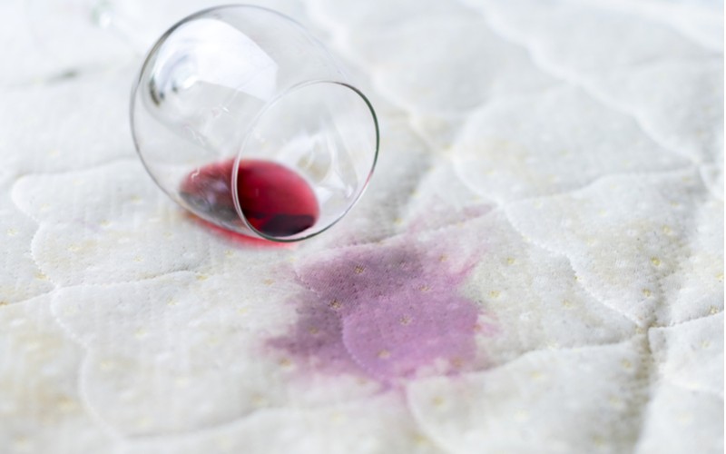Rozlité červené víno na matraci