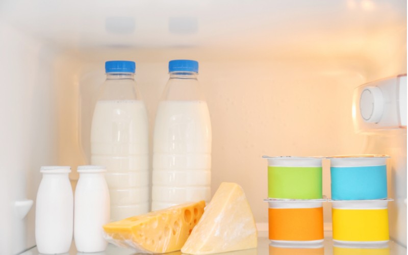 mléko, jogurty, sýr - mléčné produkty v lednici