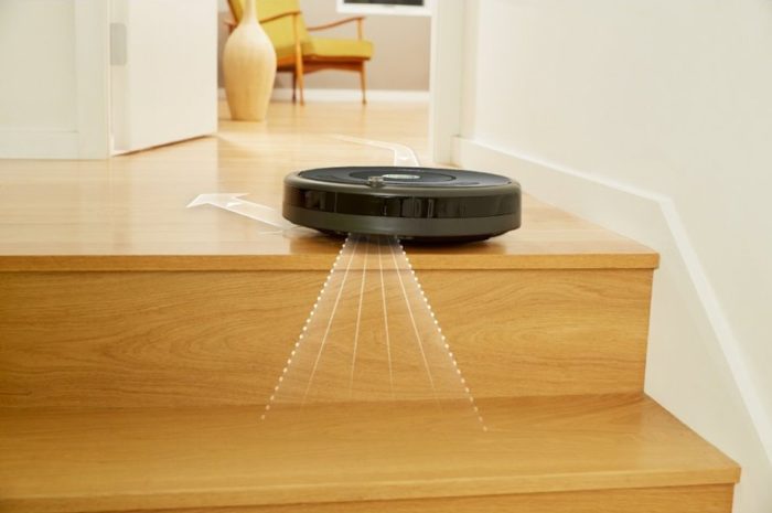 iRobot Roomba 676 WiFi - senzory proti pádu ze schodů