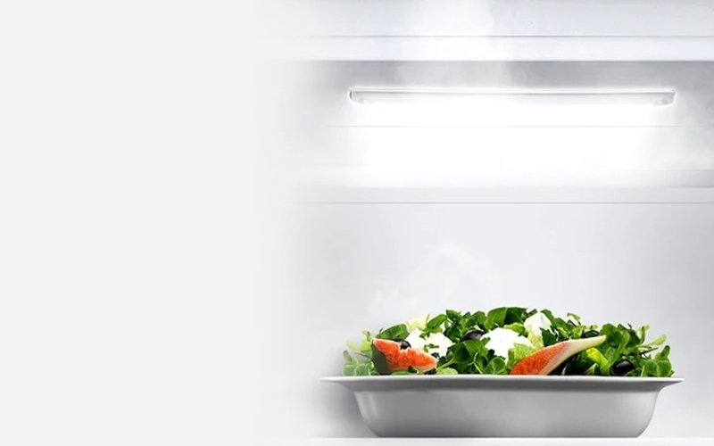 LED osvětlení v chladničce a miska se salátem