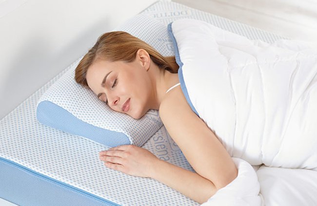 Spící žena s přikrývkou