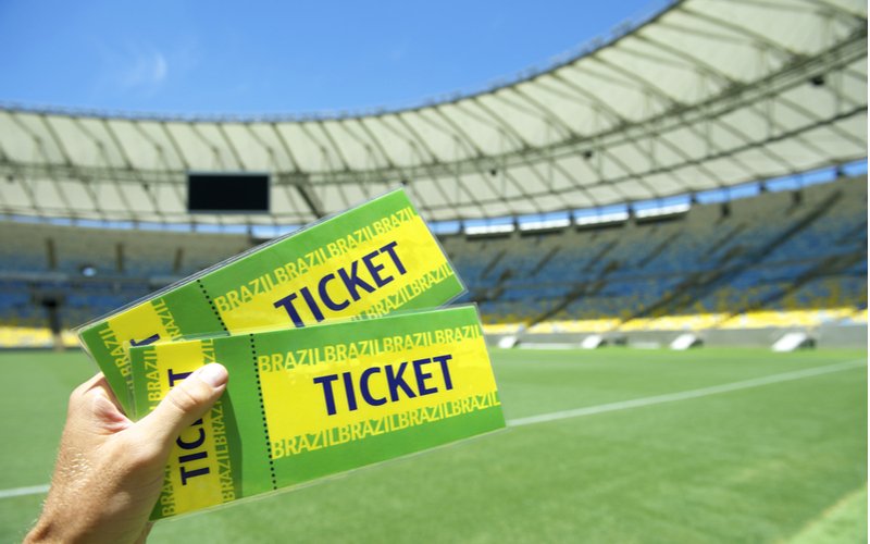 Dva zelenožluté lístky na fotbalový zápas