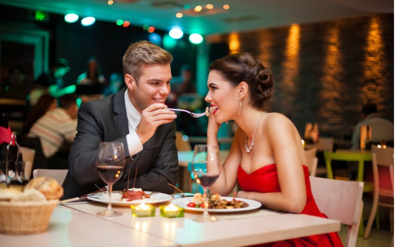 Muž a žena na večeři v restauraci