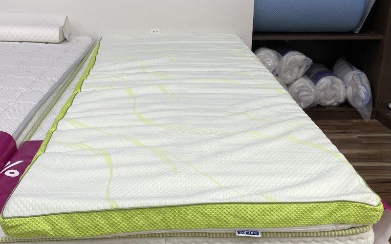 Bílo zelená vrchní matrace