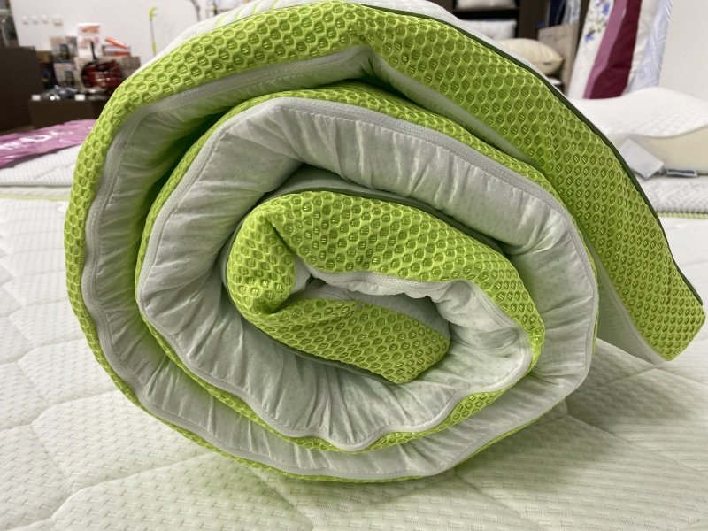 Srolovaná bílo zelená vrchní matrace