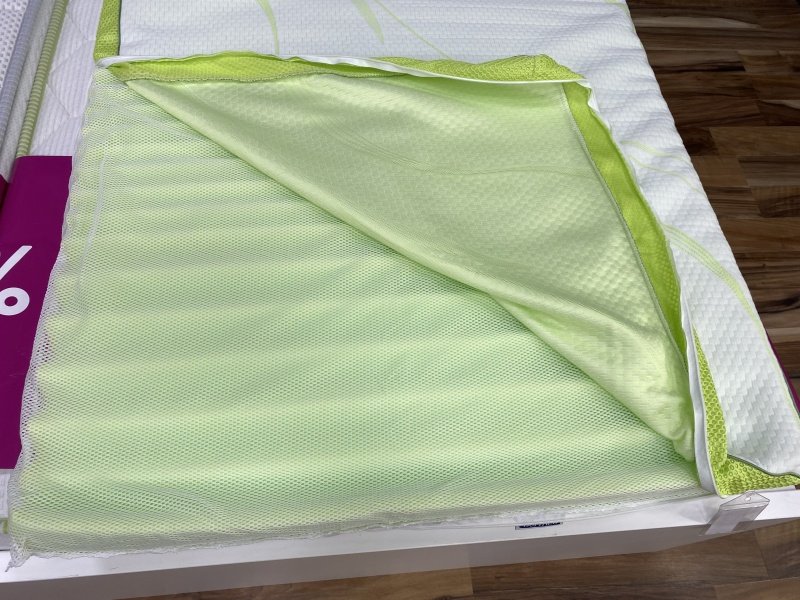 Zelená vnitřní pěna v matraci