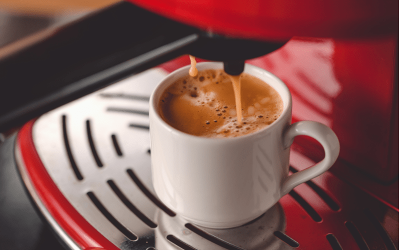 Pravidelné odvápnění kávovaru zabraňuje ucpávání a zabezpečí plynulý a konzistentní tok.
